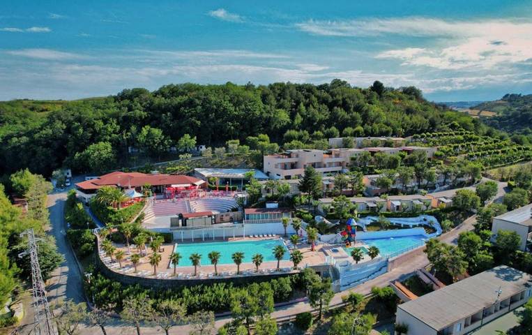 Villaggio vacanza per 4 persone, con Terrazza e Idromassaggio nonché Piscina e Panorama nelle Marche
