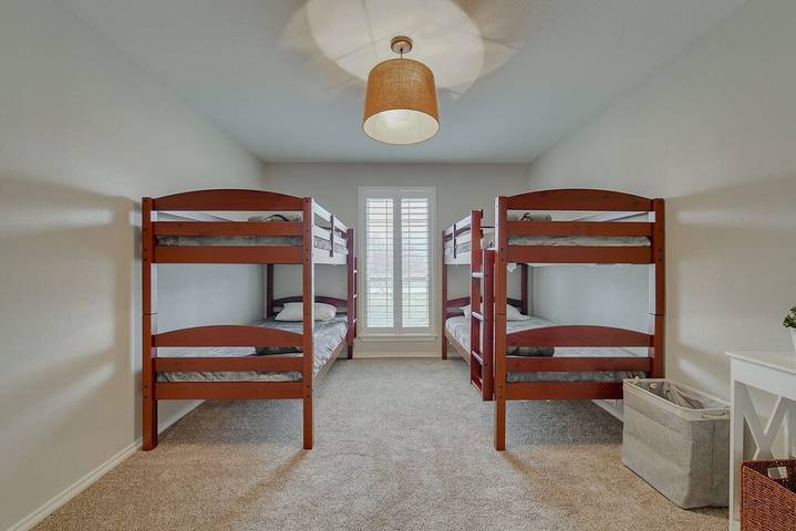 Vacation rental for 14 people, with balcony and yard as well as pool in Richardson (TX)