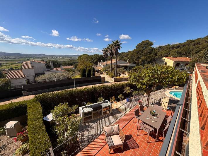 Casa rural para 6 personas, con vistas además de terraza y jardín, Se admiten mascotas en Torroella de Montgrí