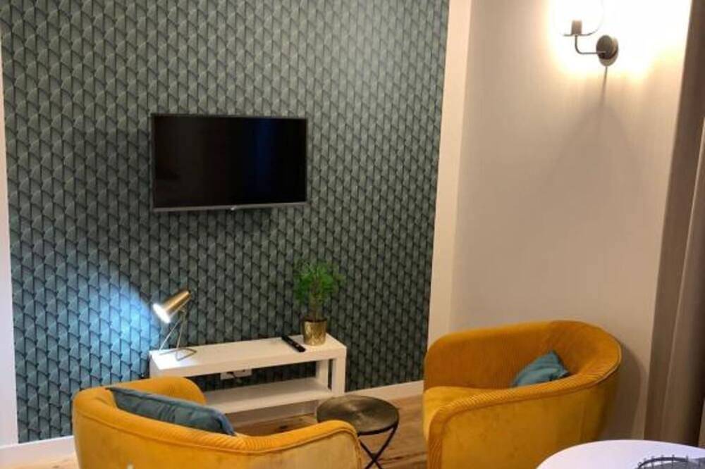 Entire apartment, 2-person air-conditioned 1-bedroom apartment near Aïga Resort Puy de la Coquille A02 in Châtel-Guyon, Riom region