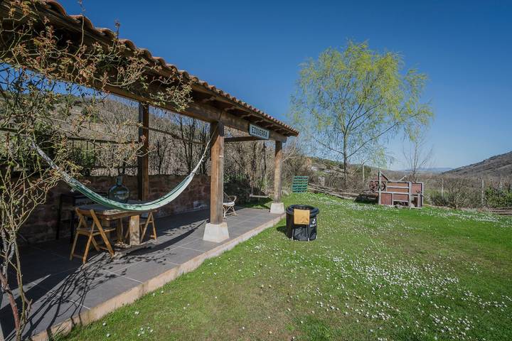 Country House 'El Astial' with Mountain Views, Private Terrace and Wi-Fi in Ezquerra, Villagalijo