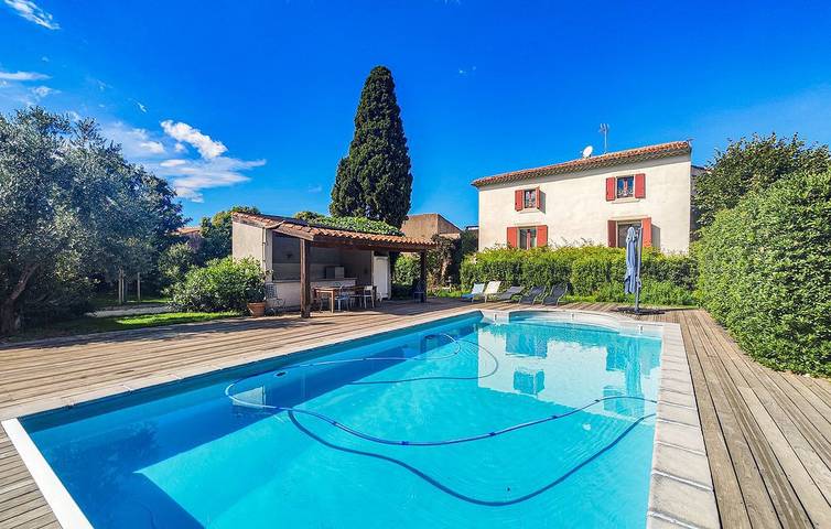 Villa pour 13 personnes, avec terrasse ainsi que piscine et jardin, animaux acceptés dans l' Hérault