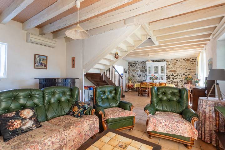 Authentic Béarnaise House with Mountain View, Wi-Fi, and Air Conditioning in Lagor, Béarn