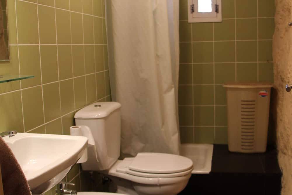 Casa rural rodeada por vinhas, campos e pinhal in Paredes, Distrito do Porto