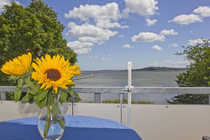 Apartamento entero, 2-Raum-Ferienwohnung mit Meerblick vom Balkon - Villa Vilmblick FeWo 15 in Lauterbach (Rügen), Putbus