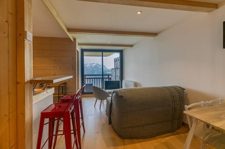 Entire apartment, Apartment 'Alpe D'huez' with Mountain View and Balcony in Huez, Écrins National Park