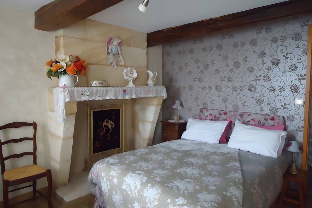 La Roseraie Guest Room with Private Terrace, Garden & Wi-Fi in Saint-Émilion in Saint-Émilion, Libourne region