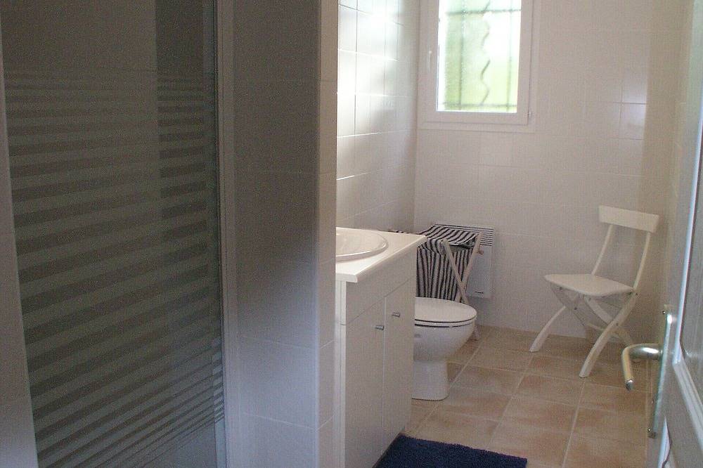 Elegante Villa mit privatem Garten in einer exklusiven Siedlung mit großem Pool in Pierrevert, Regionaler Naturpark Luberon