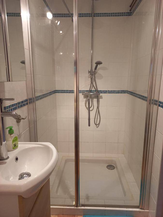 Double Room with Private Bathroom in Ruaudin, Sarthe