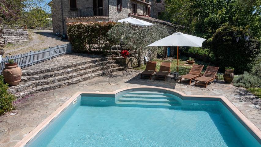 Gîte pour 4 personnes, avec terrasse ainsi que jardin et piscine, animaux acceptés à Castellina in Chianti - 3