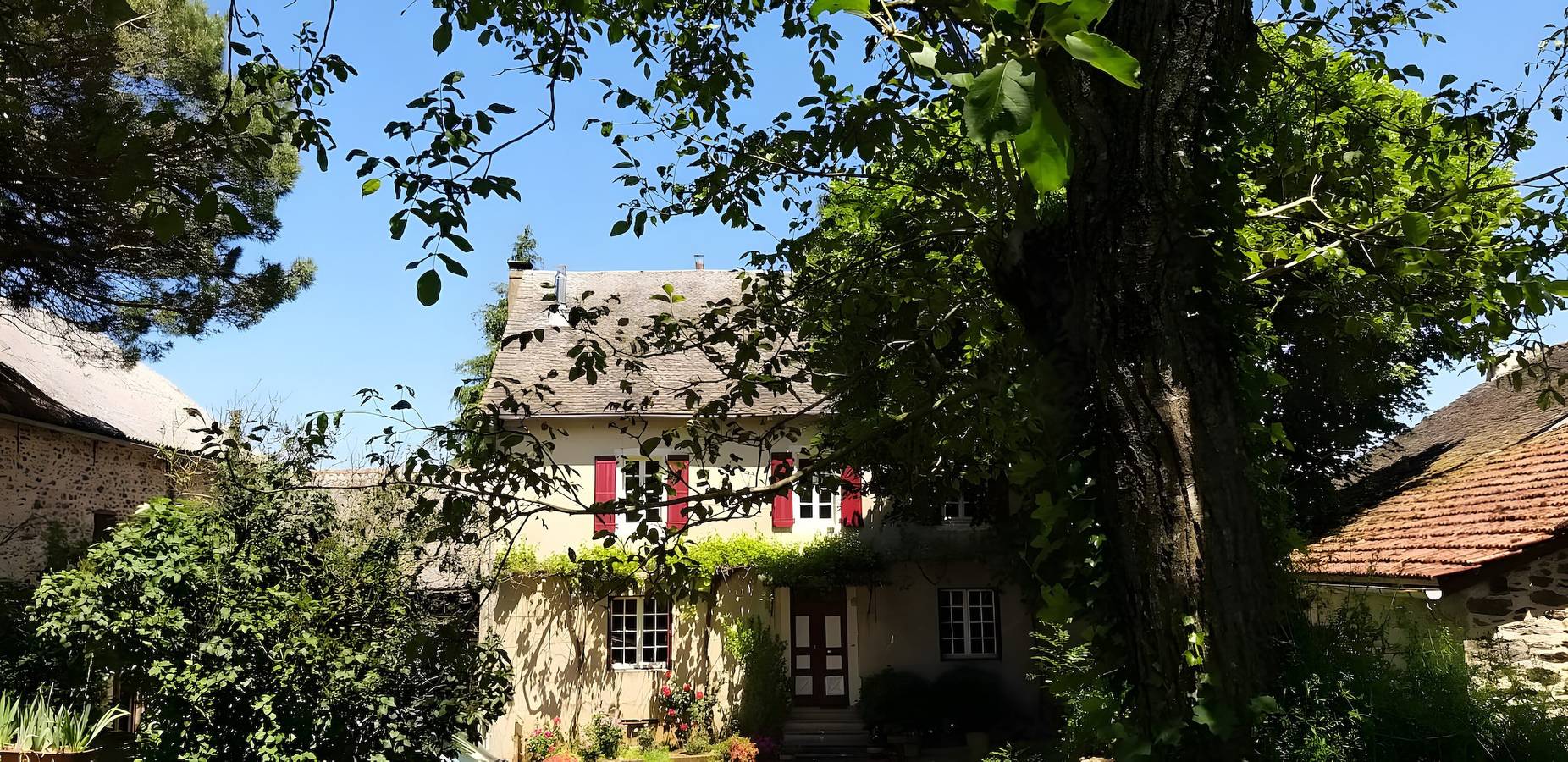 Gîte « Sous Los Dos Árboles »: Vista a la Montaña, Piscina Privada y Wi-Fi in Castelmary, Aveyron (desambiguación)