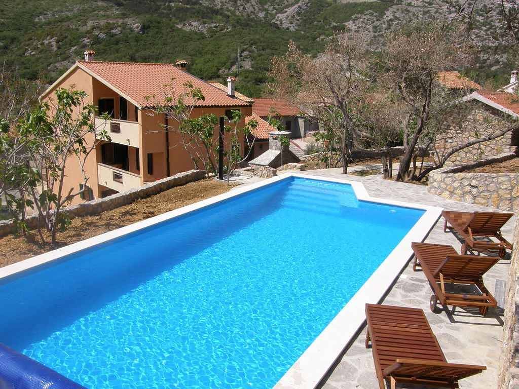 Villa traditionell eingerichtet mit Swimmingpool und Grillterrasse in Baska, Krk
