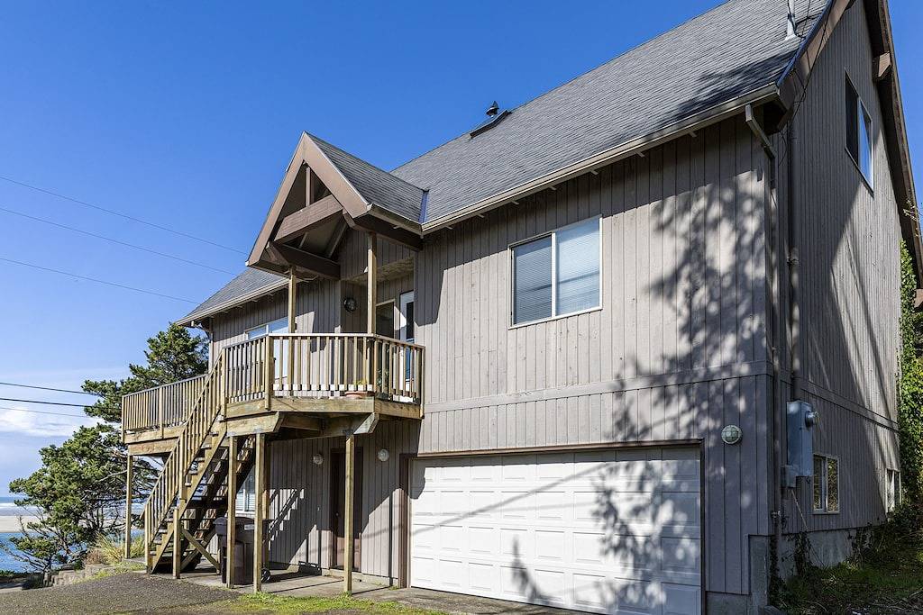 Affordable home with gorgeous bay and ocean views! in Netarts, Tillamook County