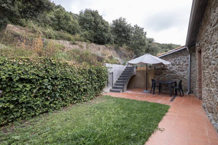Apartamento entero, Apartamento 'Suite 2' con vistas a la montaña, Wi-Fi y aire acondicionado in Fogás de Monclús, Interior de Barcelona