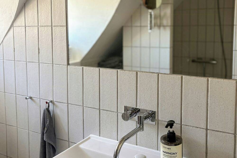 Reetgedecktes Fachwerkhaus aus dem Jahr 1900 an einem unter Denkmalschutz stehenden See in Hovedstaden