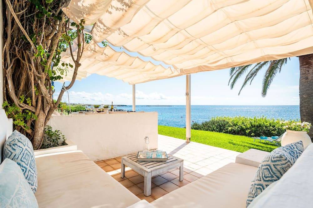 Front-line villa with free Wifi in Binisafuller Platja, Sant Lluís