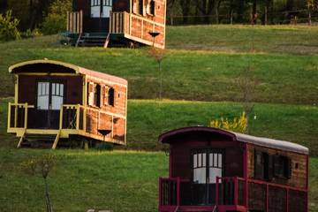 Cabane en bois pour 5 personnes, avec terrasse ainsi que jacuzzi et piscine, animaux acceptés dans le Gers