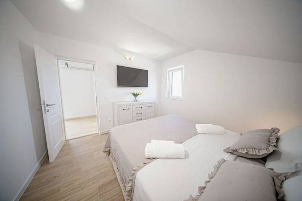 Holiday home \"Greenside\" - with swimming pool in Dugopolje, Dalmatinisches Zagora