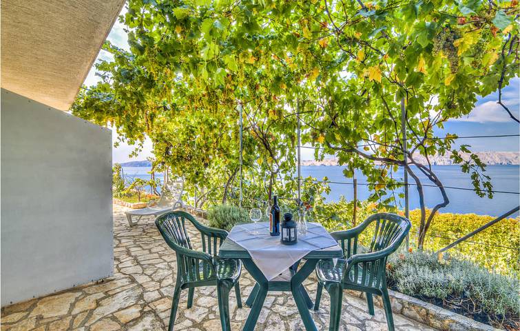 Ganze Ferienwohnung, Urlaub am Meer: Gemütliche Ferienwohnung mit WLAN, Terrasse und Parkplatz, 200 m vom Strand entfernt in Senj, Kvarner Festland