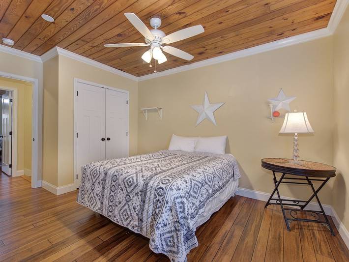 Log cabin for 12 people, with terrace and yard in Douglas Lake