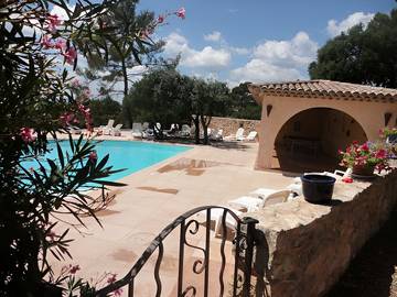 Gîte pour 7 personnes, avec terrasse et piscine à Entrecasteaux