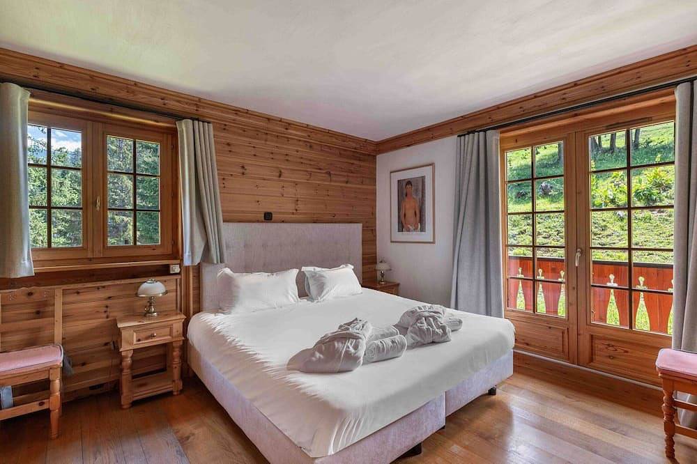 Charming Savoyard chalet, sleeps 12, sauna, piste access, Moriond in Courchevel 1650 (Moriond), Saint-Bon-Tarentaise