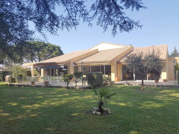 Hôtel pour 3 personnes, avec Terrasse ainsi que Jardin et Piscine