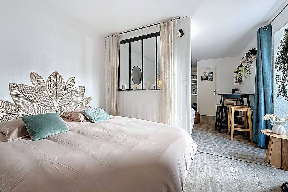 Entire apartment, Ty Breizh - Cosy studio in the heart of Dol-de-Bretagne in Dol-de-Bretagne, Saint-Malo region