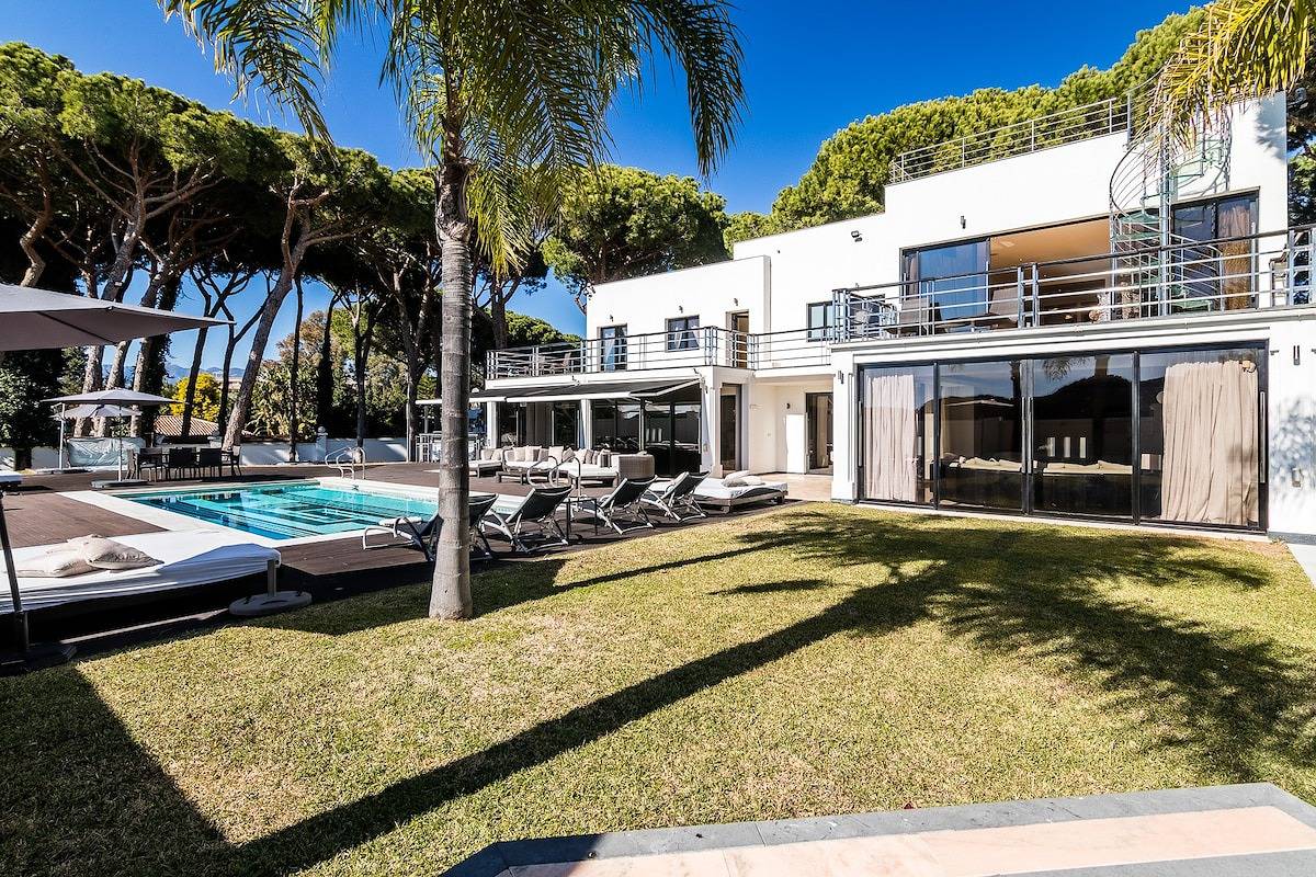 Villa Las Dunas in Carib Playa, Marbella