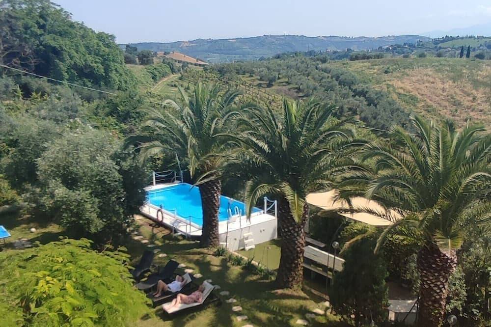 Landhaus von grünen Palmen Oleander,Olivenbäume und Weinbergen umgeben in Monsampolo del Tronto, Ascoli Piceno Provinz