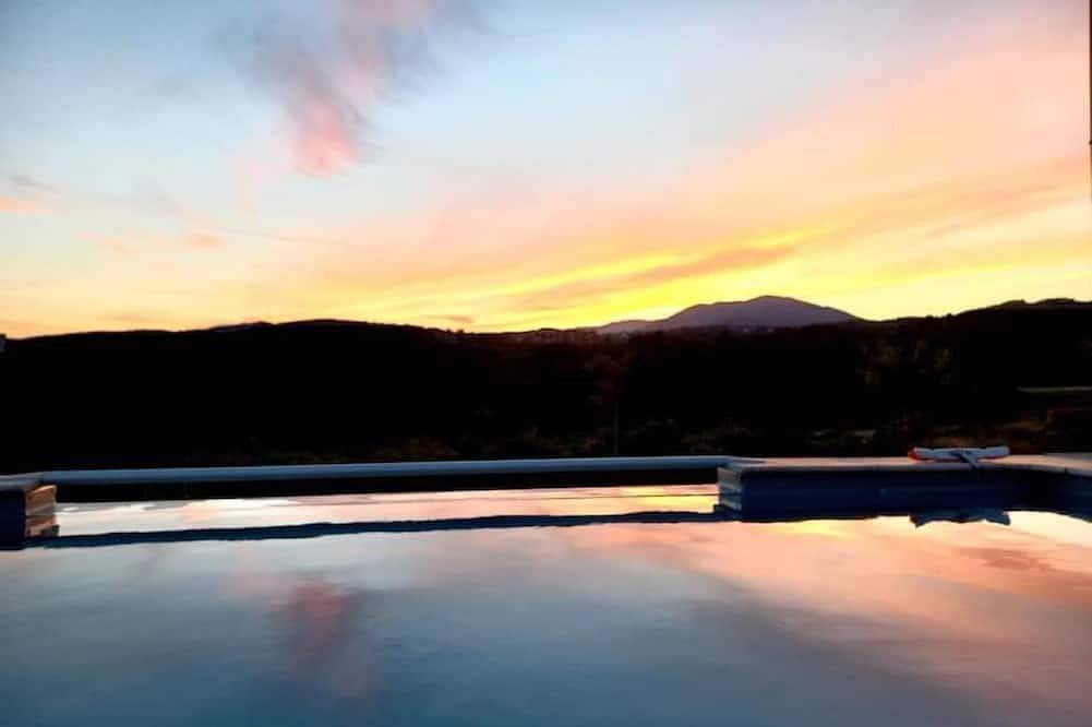 Villa familiale ardéchoise des cinq tours avec piscine in Vinezac, Parc naturel régional des Monts d'Ardèche