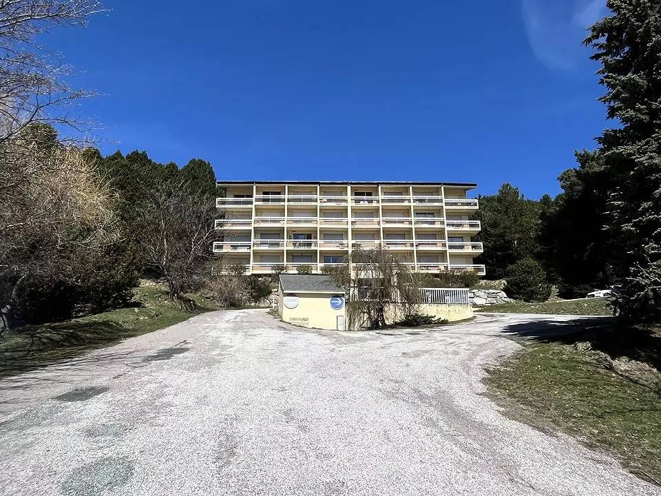 Studio entier, Studio cabine pour 4 personnes avec une magnifique vue sur le vieux village et les pistes in Les Angles, Parc naturel régional des Pyrénées catalanes