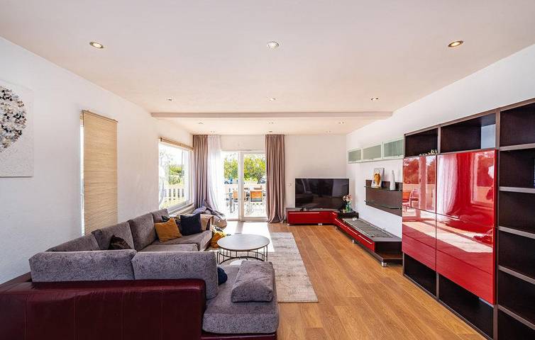 Villa für 8 Personen, mit Balkon und Whirlpool sowie Terrasse und Garten in Zadar - 4