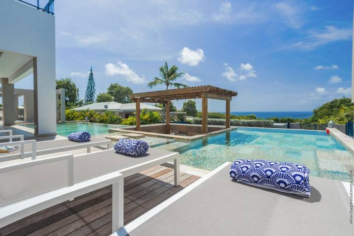 Villa pour 8 personnes, avec balcon et jardin ainsi que piscine et jacuzzi