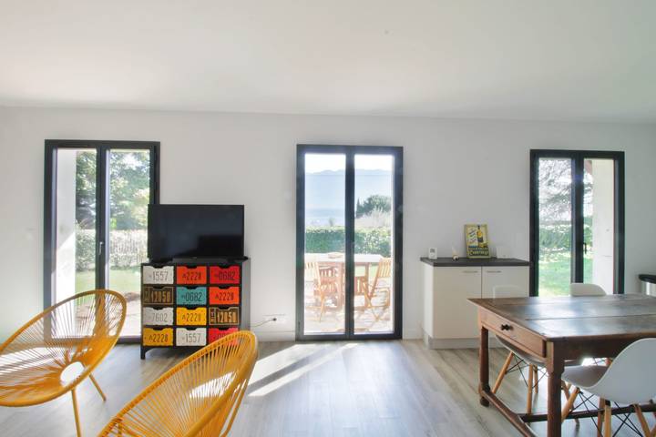 Gîte pour 4 personnes, avec jardin ainsi que terrasse et vue sur le lac, adapté aux familles dans Lac du Bourget - 3