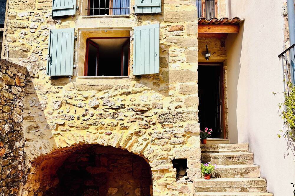 Charming stone house on the borders of Provence and moments from Uzes in Saint-Hippolyte-de-Montaigu, Nimes und Umgebung