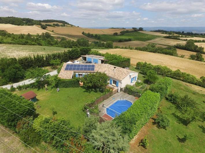 Villa pour 8 personnes, avec vue ainsi que terrasse et piscine