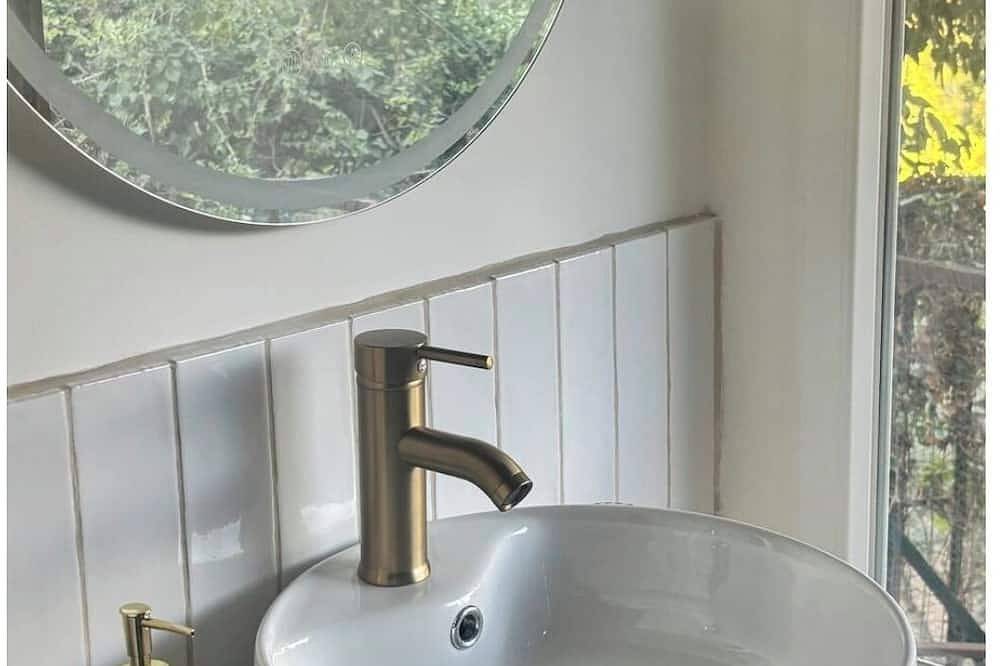 Appartement entier, Studiodans la nature piscine jacuzzi soirée cinéma Netflix in Saint-Chamas, Côte méditerranéenne (France)