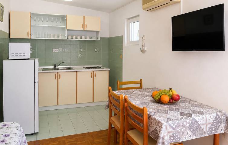 Ganze Ferienwohnung, Charmante Ferienwohnung, 400 m vom Strand entfernt, mit Garten und moderner Ausstattung in Tribunj, Šibenik-Knin