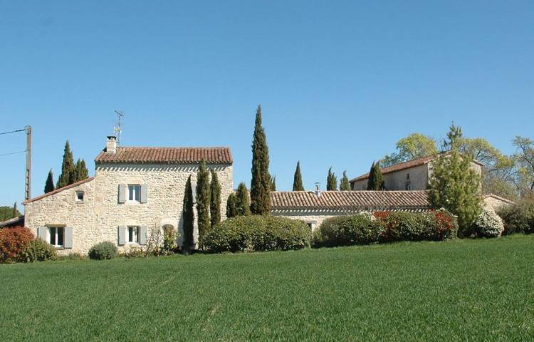Location de vacances pour 4 personnes, avec jardin ainsi que piscine et vue à Livers-Cazelles - 4