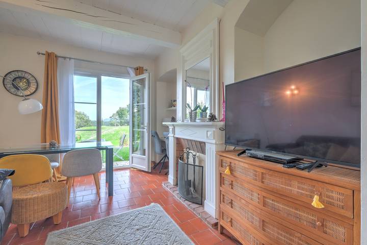Gîte pour 2 personnes, avec jardin ainsi que vue et terrasse à La Motte - 3