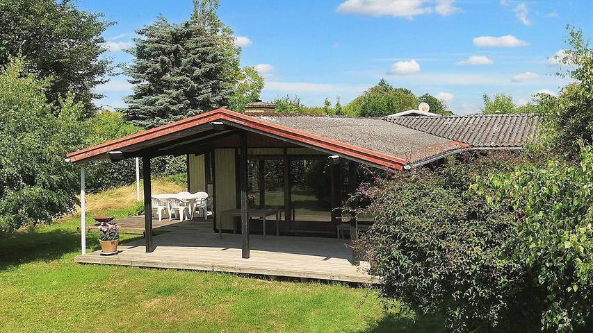 Ferieudlejning for 8 personer, med have i Enø