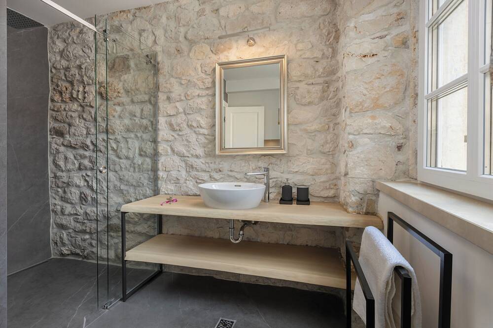 Casa Columba - 4 Star Design Boutique Hotel - Christopher Columbus Luxury Room in Makarska, Rivera de Makarska