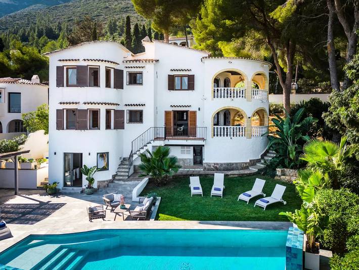 Villa für 8 Personen, mit Balkon und Terrasse sowie Whirlpool und Garten in Dénia