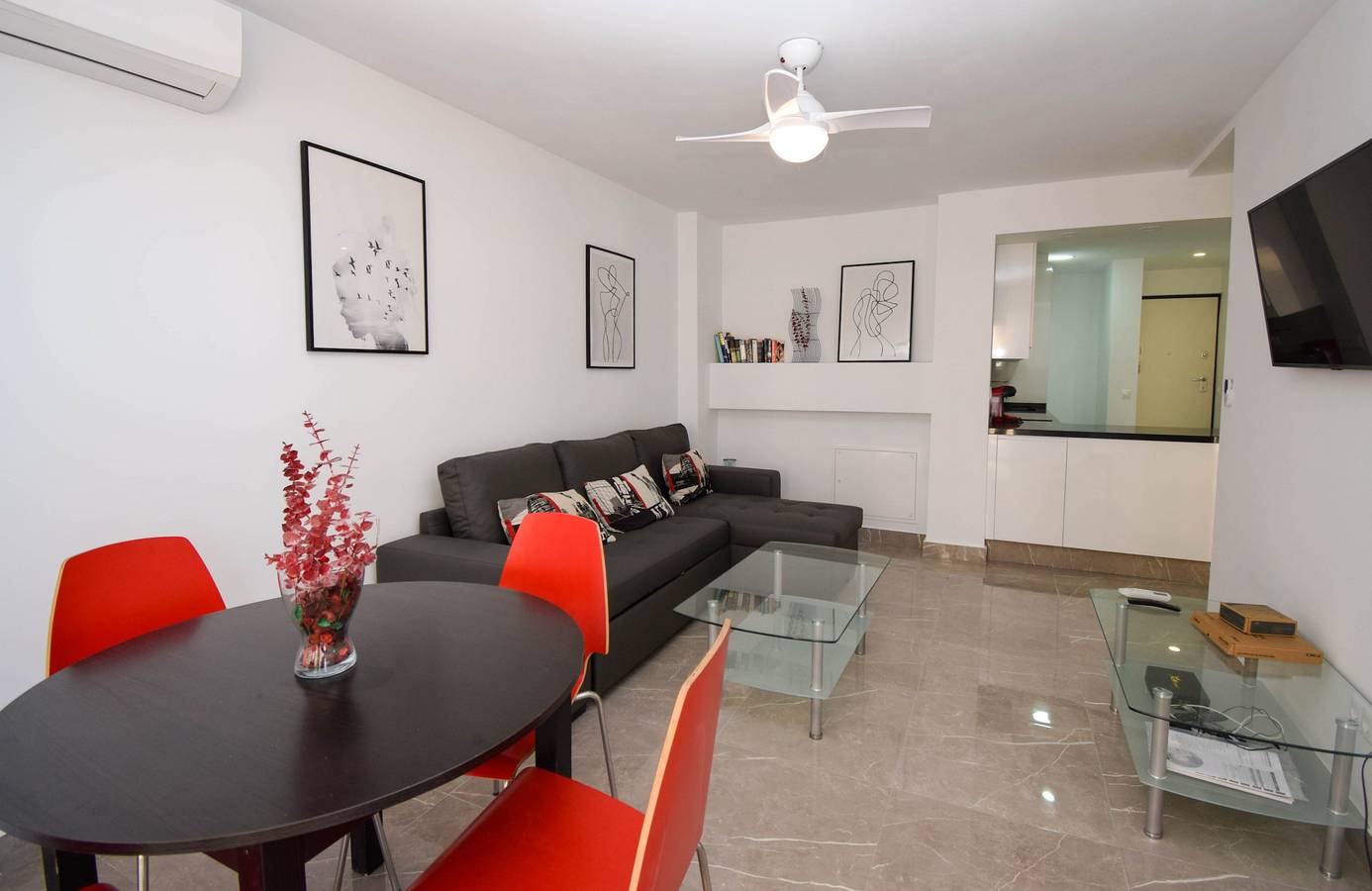 Entire apartment, Beach front apartment in popular Riverina in Torreblanca (Fuengirola), Fuengirola
