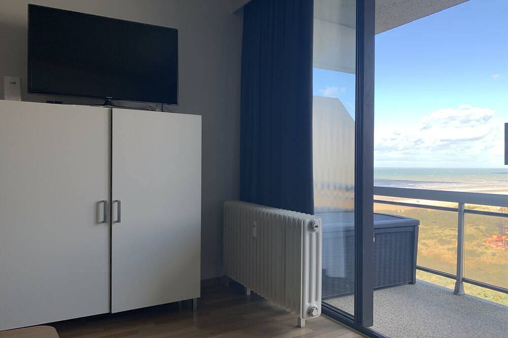 Geheel appartement, Charming studio with side sea view and indoor pool in De Panne, Belgische Kust