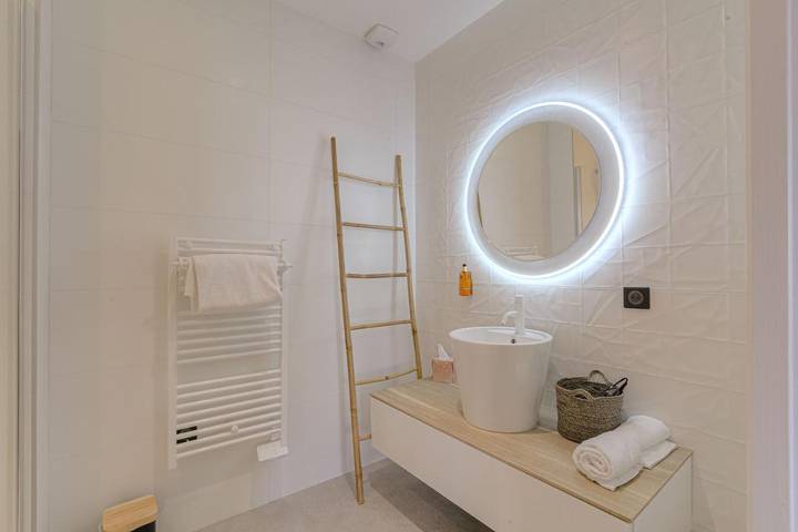 Location de vacances pour 4 personnes, avec piscine ainsi que terrasse et jardin à Lachassagne - 3