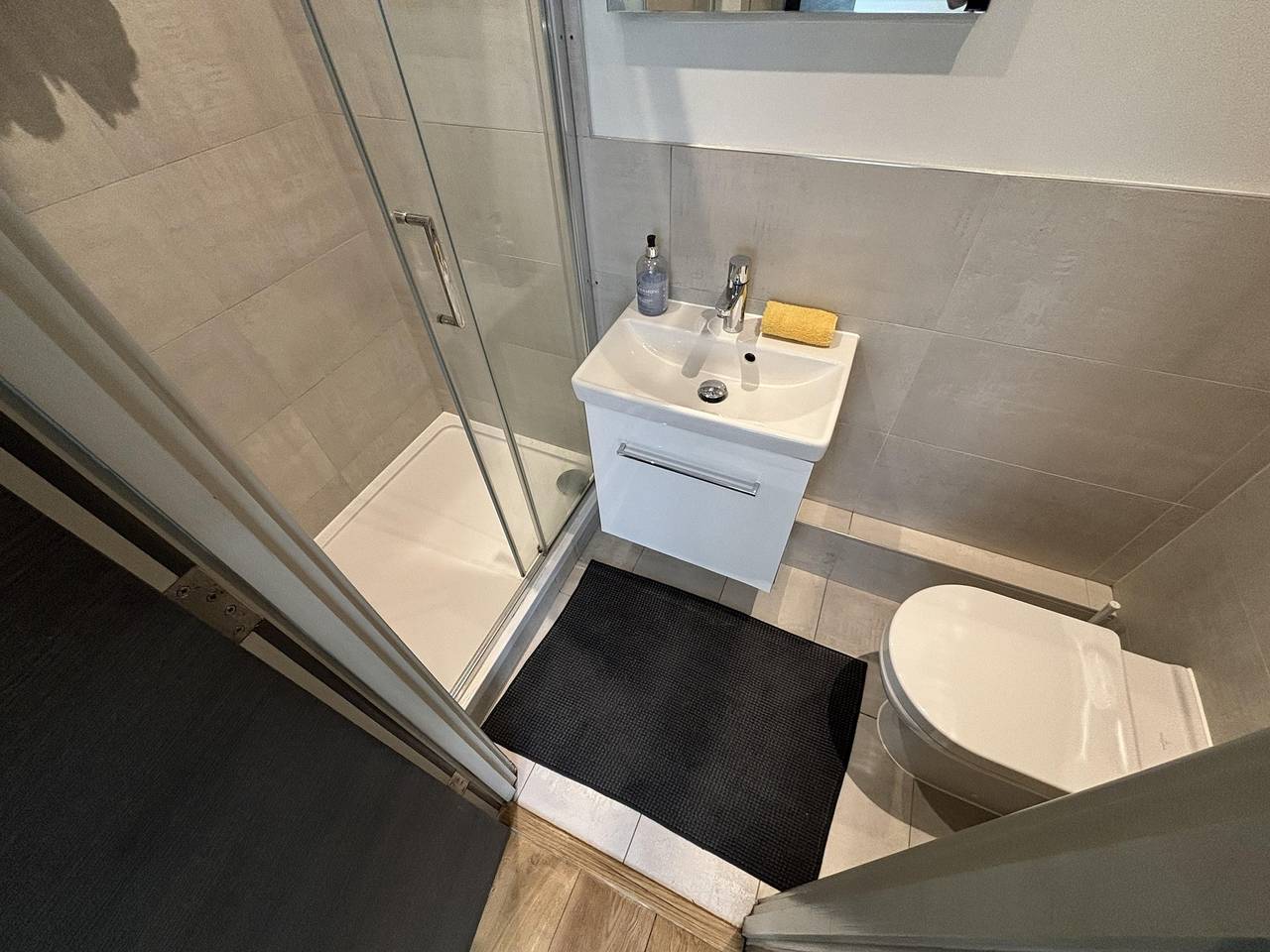 Entire holiday apartment, Sleeps 2 Studio -Central Croydon London -Wifi & Tv in Croydon, London