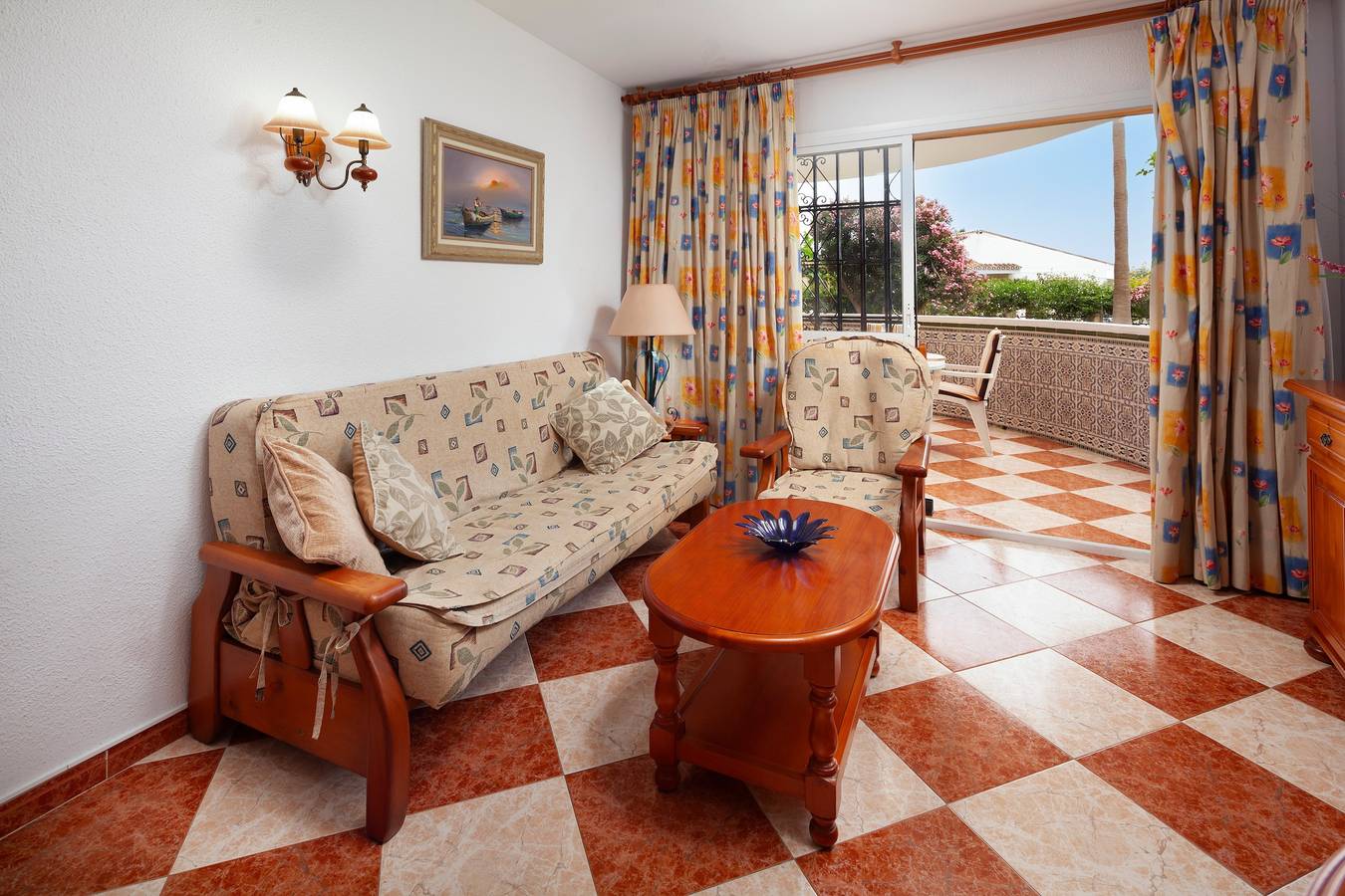 Apartamento entero, Apartamento 'Los Rubios Playa' con terraza privada, jardín compartido y Wi-Fi in Torre de Benagalbón, Rincón de la Victoria