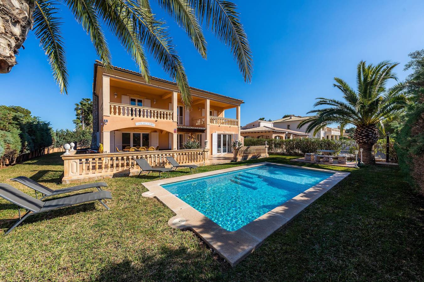Villa 'Berna' with Lake View, Wi-Fi and Air Conditioning in Alcúdia, Coast of Mallorca